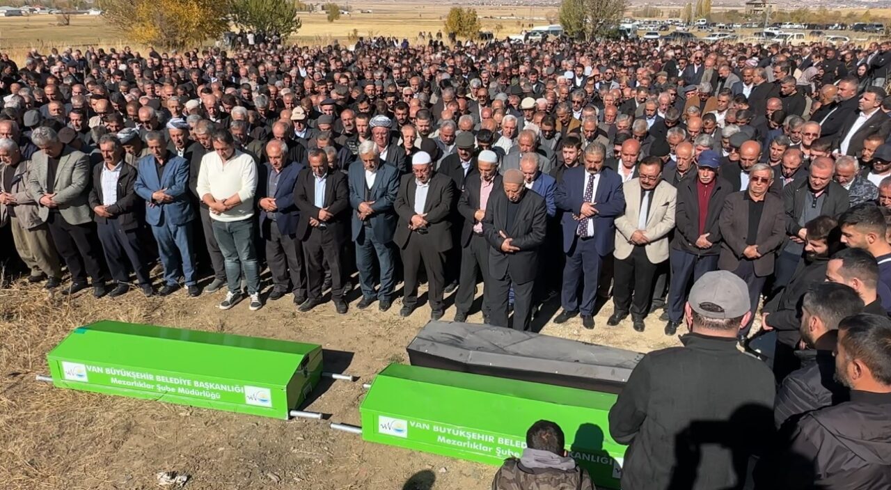 Hakkari’deki Trafik Kazasında Hayatını Kaybeden Üç Aile Üyesi Yüksekova’da Defnedildi