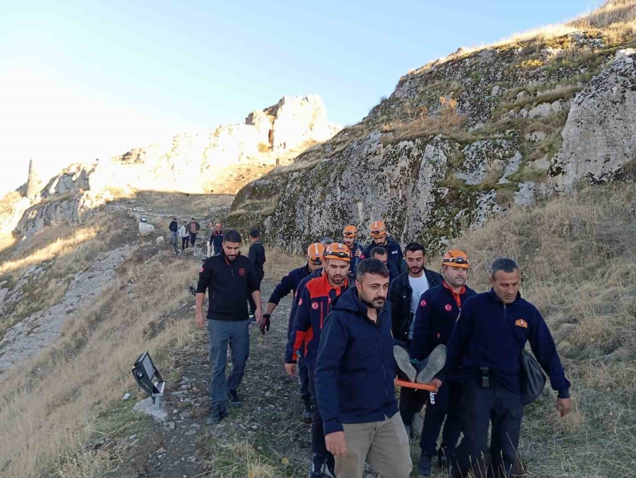 Van Kalesi’nde dengesini kaybedip düşen bir kişi, itfaiye ve AFAD