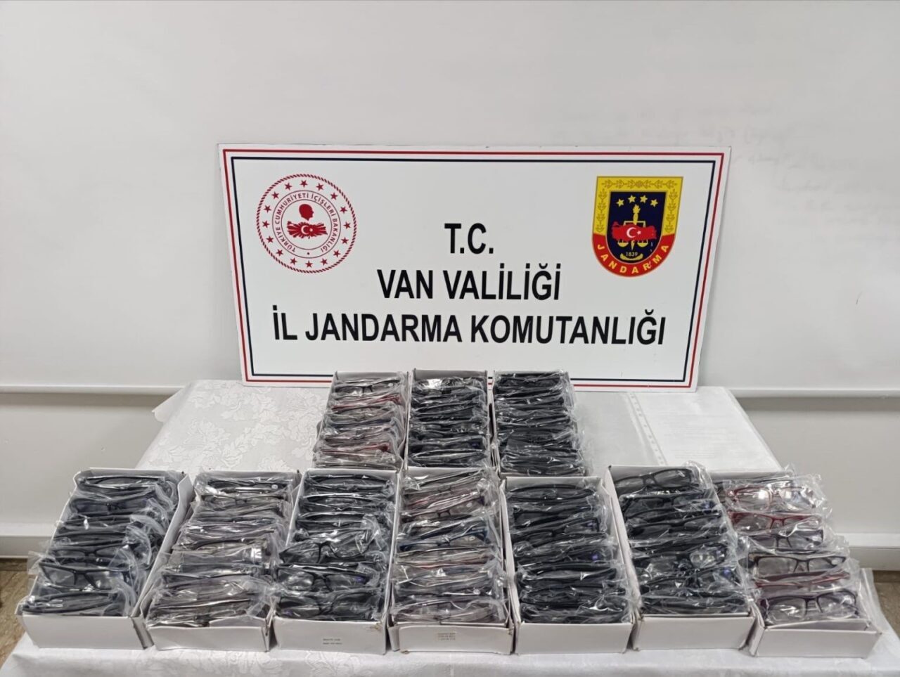 Van'ın Çaldıran ilçesinde jandarma ekipleri, kaçakçılıkla mücadele kapsamında gerçekleştirdikleri operasyonda
