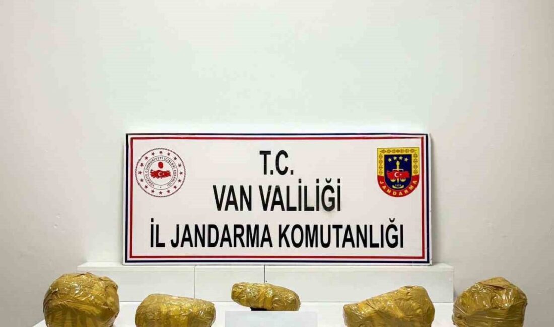 Van’da Jandarma Ekipleri Tarafından 21 Kilogram Metamfetamin Yakalandı Van'ın Başkale ilçesinde jandarma, düzenlediği operasyonda 21 kilogram metamfetamin ele