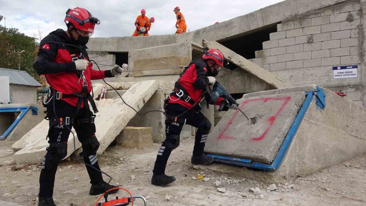 Van AFAD, 23 Ekim 2011'deki büyük depremin 14. yılı anısına