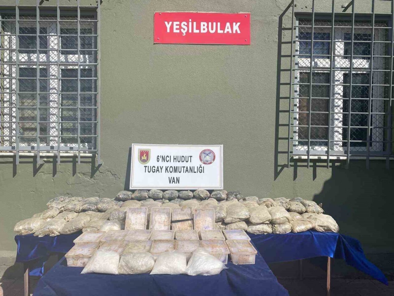 Van'da güvenlik güçleri, sınır hattında yaptıkları denetimlerde 91 kilo 558