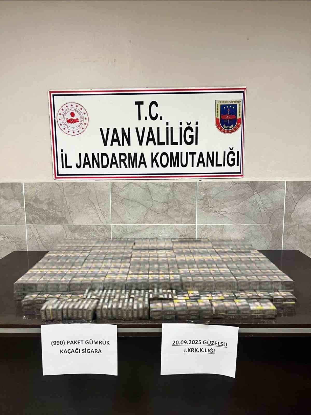 Van'ın Gürpınar ilçesinde gerçekleştirilen bir yol kontrolü sırasında, 990 paket