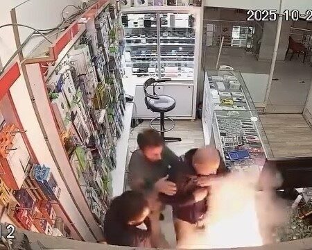 Van'da bir cep telefonu tamir dükkanında, şişmiş batarya aniden alev