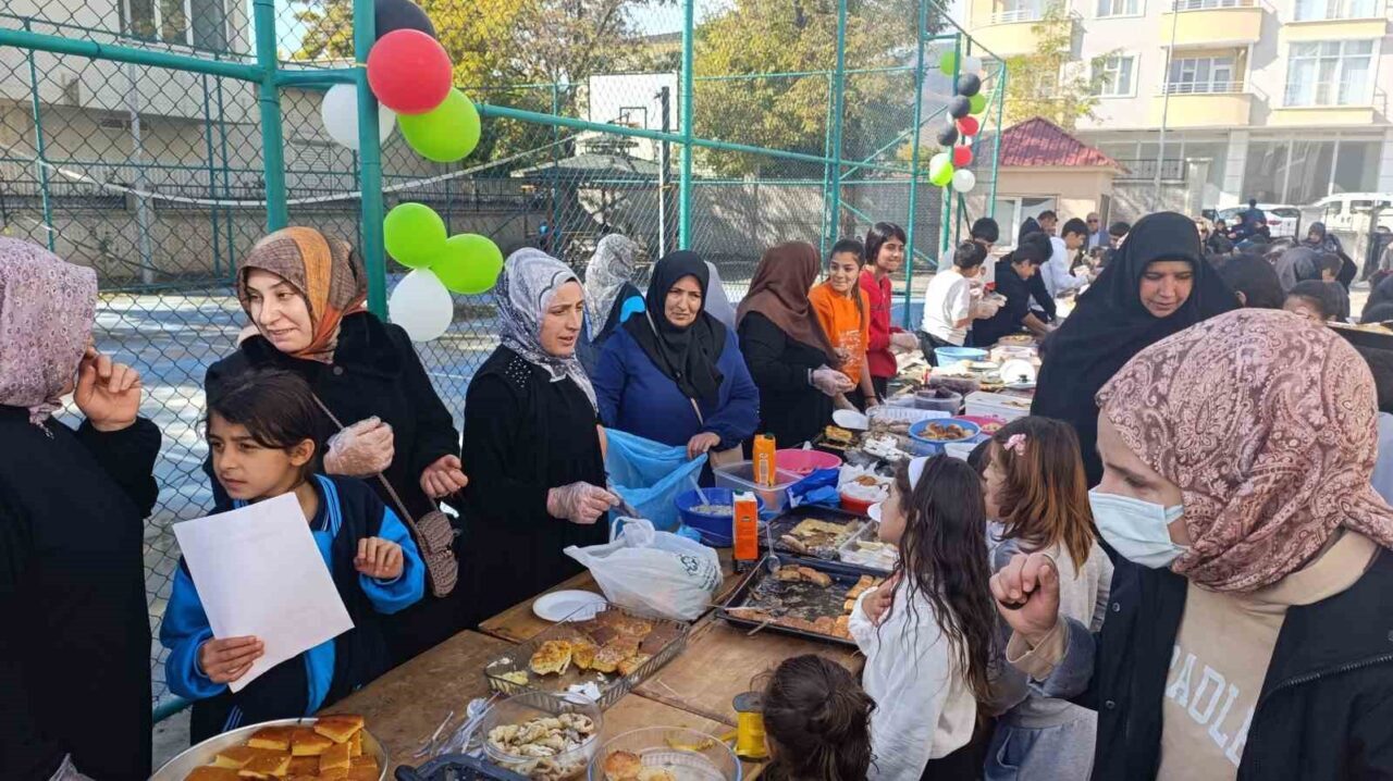 Van’ın Muradiye ilçesindeki Atatürk İlkokulu ve Ortaokulu, Gazze'ye destek amacıyla