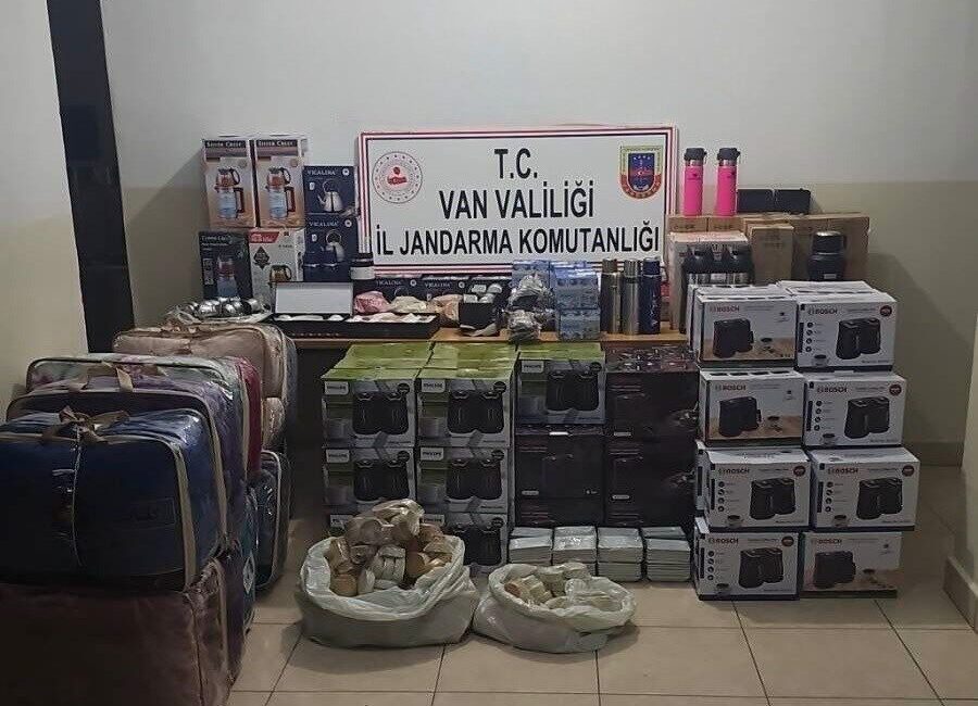 Edremit’teki denetimlerde 500 bin TL değerinde gümrük kaçağı malzemeler ele geçirildi Van'ın Edremit ilçesinde, jandarma tarafından gerçekleştirilen operasyon sonucu 500 bin
