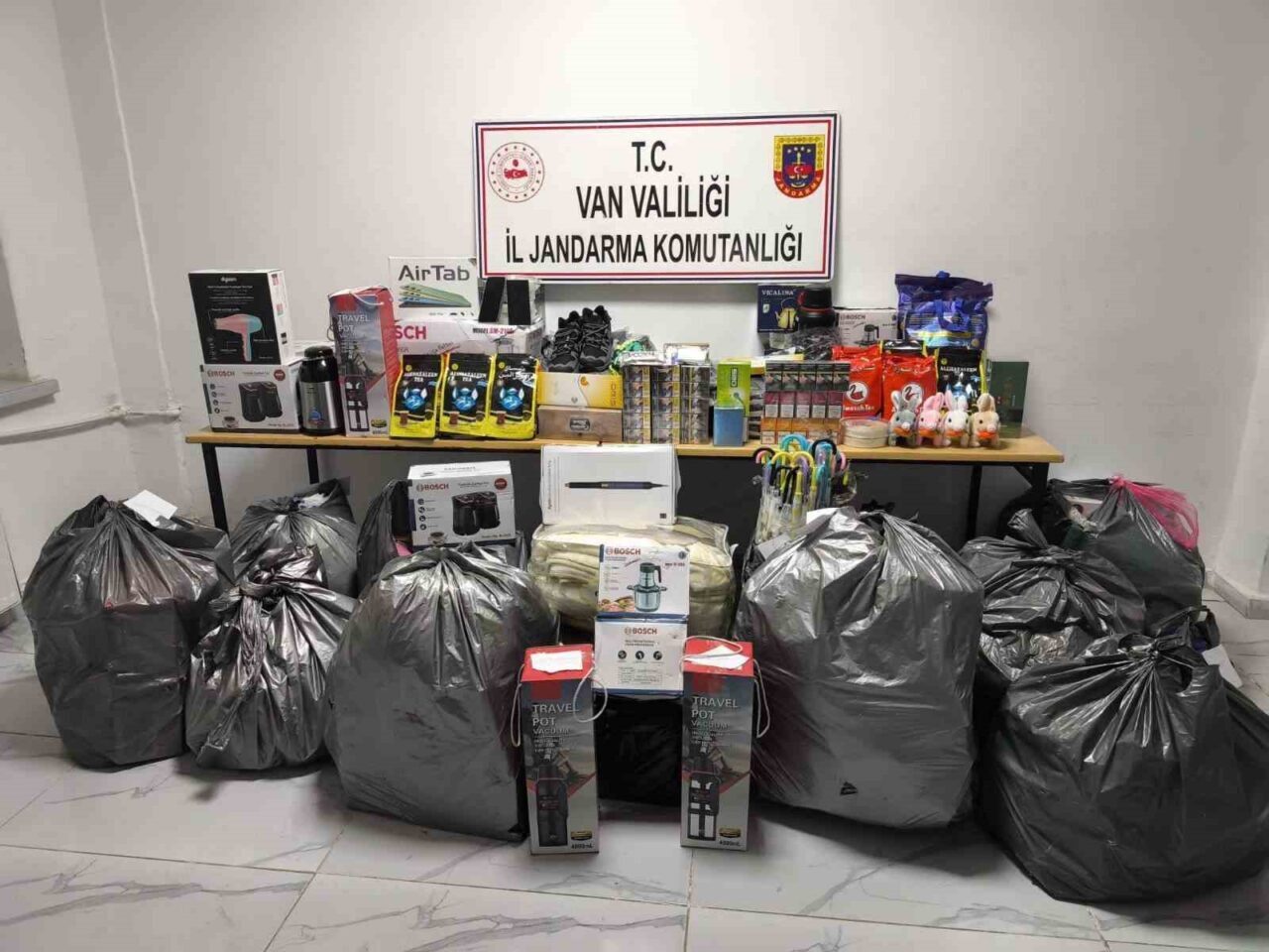 Van'ın Başkale ilçesinde jandarma, yapılan yol kontrolünde 1 milyon 200