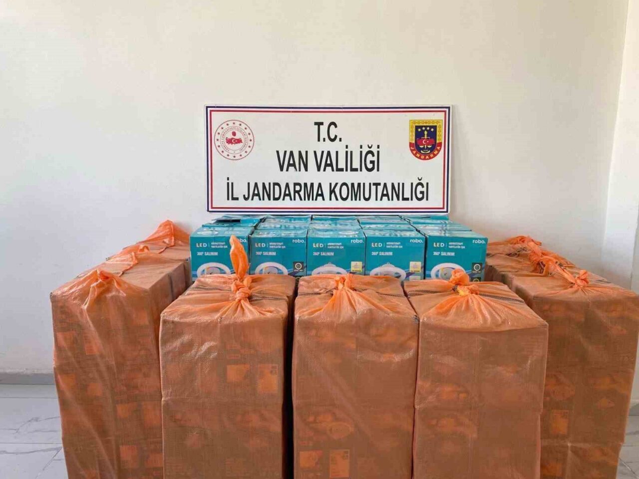 Van'ın Başkale ilçesinde jandarma ekipleri, gümrük kaçağı malzeme ele geçirdi.