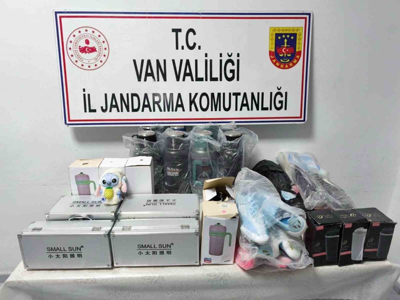 Van'da jandarma, yaptığı denetimlerde 117 parça gümrüksüz kaçak malzeme ile