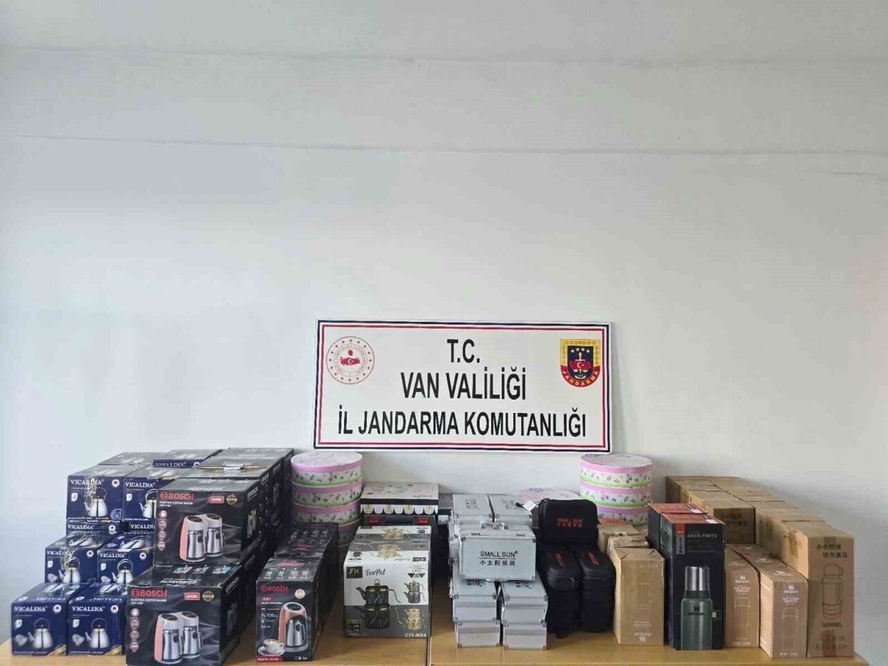 Van'ın Başkale ilçesinde düzenlenen jandarma operasyonunda 82 parça gümrüksüz kaçak