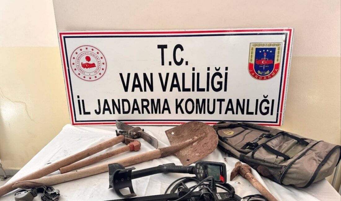 Van’da kaçak kazı yapan 4 kişi jandarma tarafından suçüstü yakalandı, 2 şahsa ceza uygulandı Van'ın Özalp ilçesinde kaçak kazı yapan 4 kişi, jandarma operasyonuyla