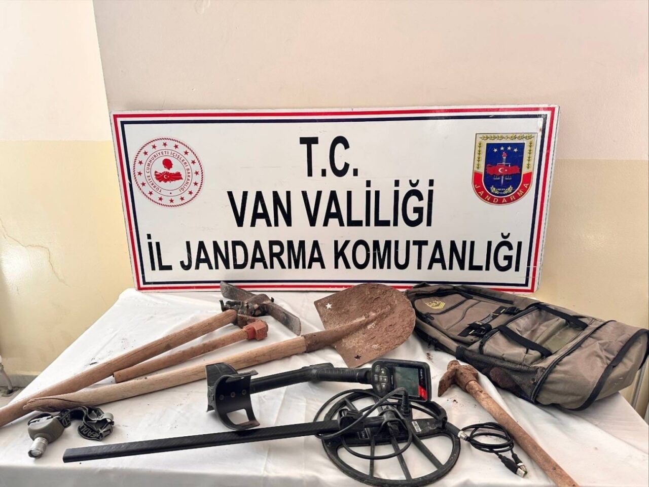 Van'ın Özalp ilçesinde kaçak kazı yapan 4 kişi, jandarma operasyonuyla