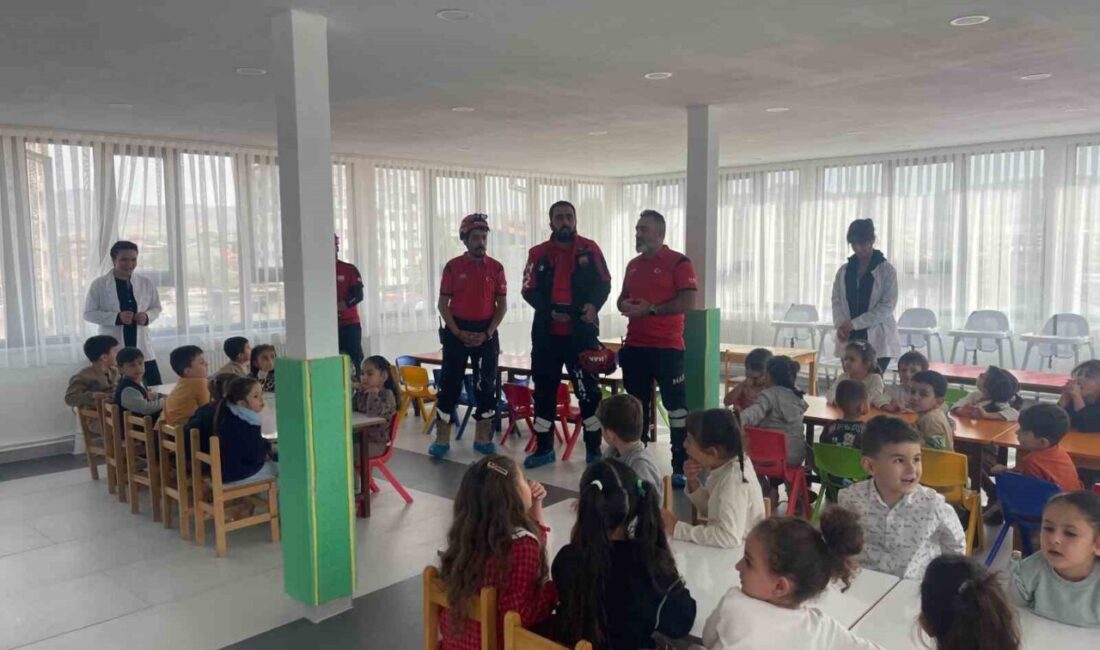 Van’da Anaokulu Öğrencilerine Afet Bilinci Kazandıran Etkinlik Düzenlendi Van'da AFAD'ın organize ettiği etkinlikte, HAK Arama Kurtarma ekipleri 4-6