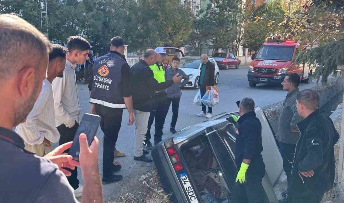 Van'ın Tuşba ilçesinde, Abdurrahmangazi Mahallesi'nde Fiat Şahin marka bir otomobilin