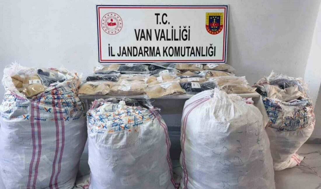Van'ın Başkale ilçesinde jandarma ekipleri, bir araçta gerçekleştirdiği kontrolde yaklaşık