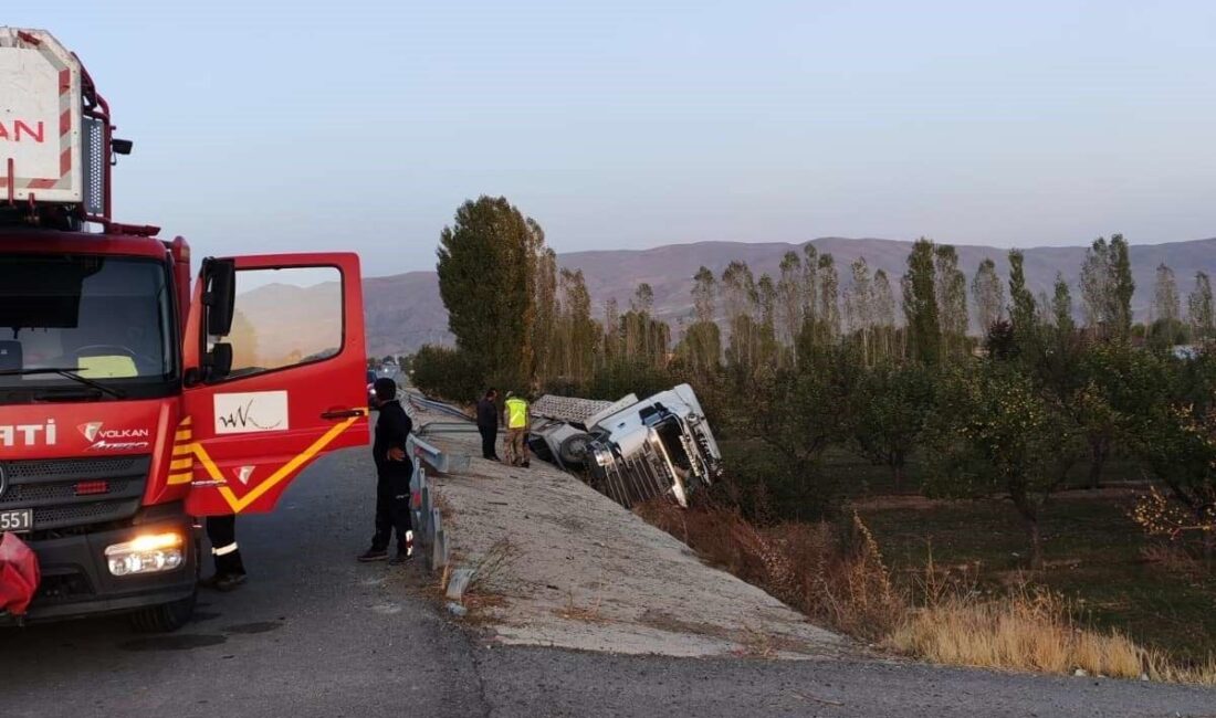 Van'ın Muradiye ilçesinde Açıkyol Mahallesi'nde bir tır, şarampole devrildi. Sürücü
