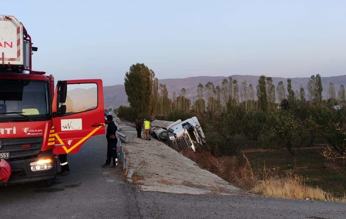 Van'ın Muradiye ilçesinde Açıkyol Mahallesi'nde bir tır, şarampole devrildi. Sürücü