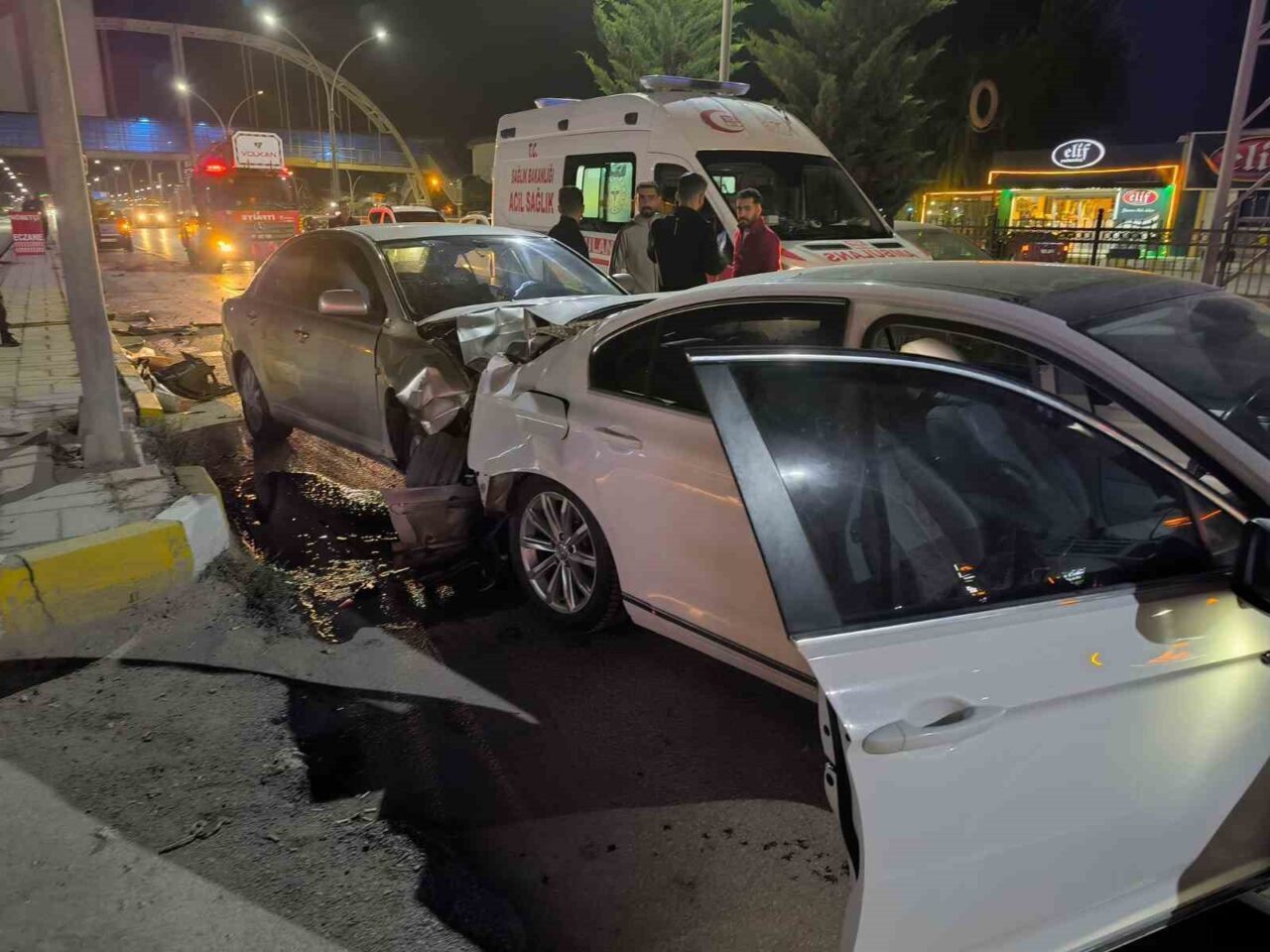 Van'ın Edremit ilçesinde, İpekyolu Caddesi'nde yaşanan zincirleme trafik kazasında 4