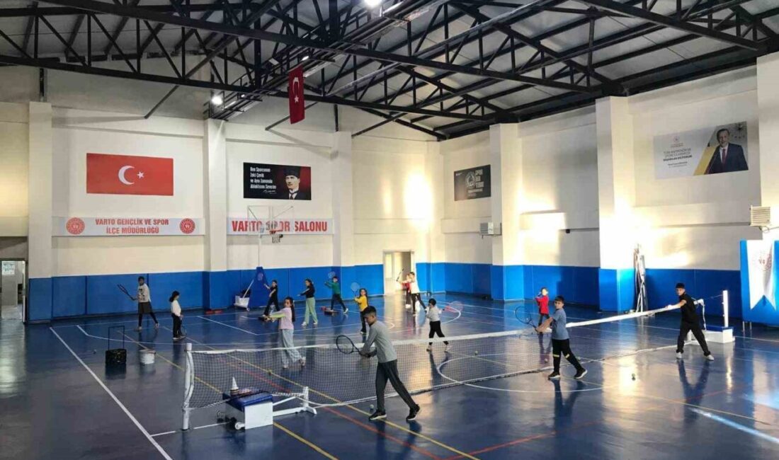 Muş'un Varto ilçesindeki Gençlik ve Spor İlçe Müdürlüğü, tenis antrenmanlarına