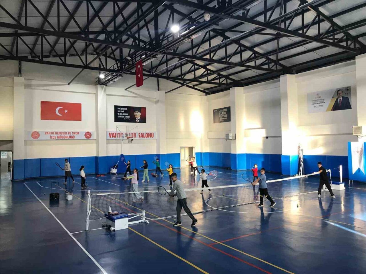 Muş'un Varto ilçesindeki Gençlik ve Spor İlçe Müdürlüğü, tenis antrenmanlarına