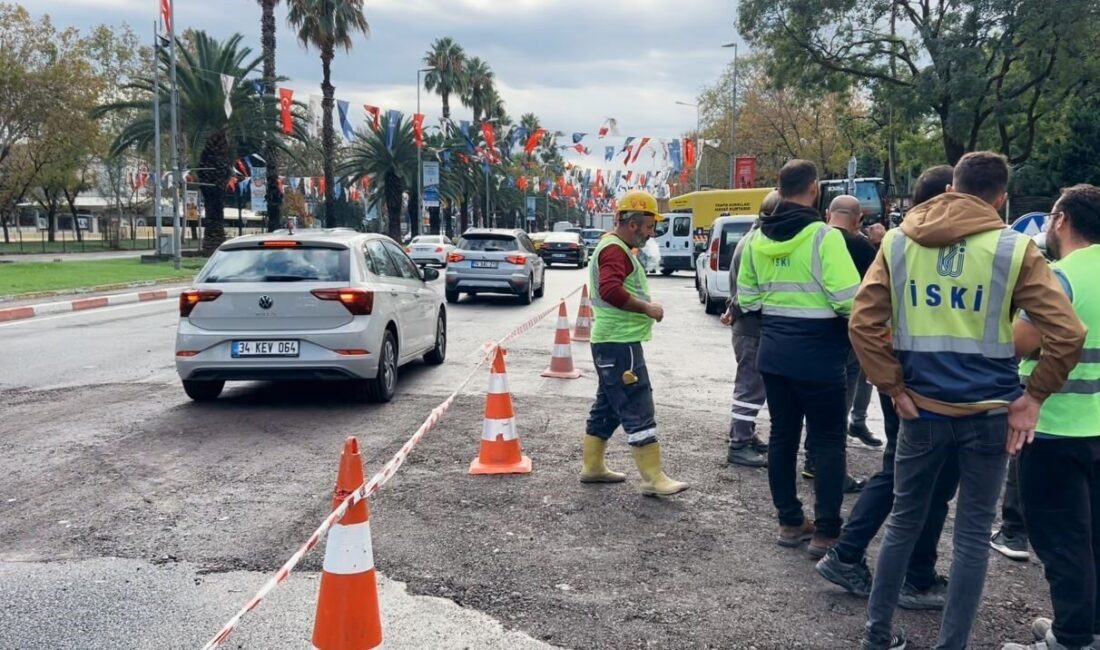 İstanbul’da Sağanak Yağış Sonucu Çöken Yol Geçici Olarak Onarıldı, Trafik Rahatladı İstanbul Fatih'te yoğun yağmur sonucu saat 05.30'da Vatan Caddesi'nde çöken
