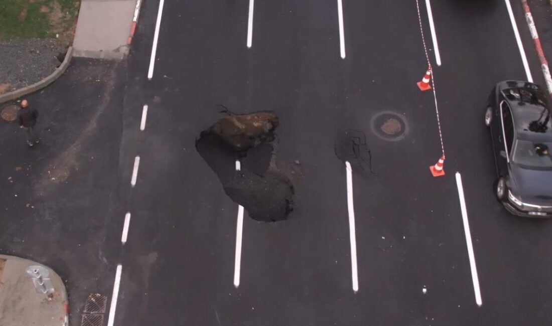 İstanbul’da Sağanak Yağış Sonrası Vatan Caddesi’nde Yol Çökmesi Gerçekleşti İstanbul'da gece saatlerinde etkili olan şiddetli yağış sonucunda Vatan Caddesi'nde