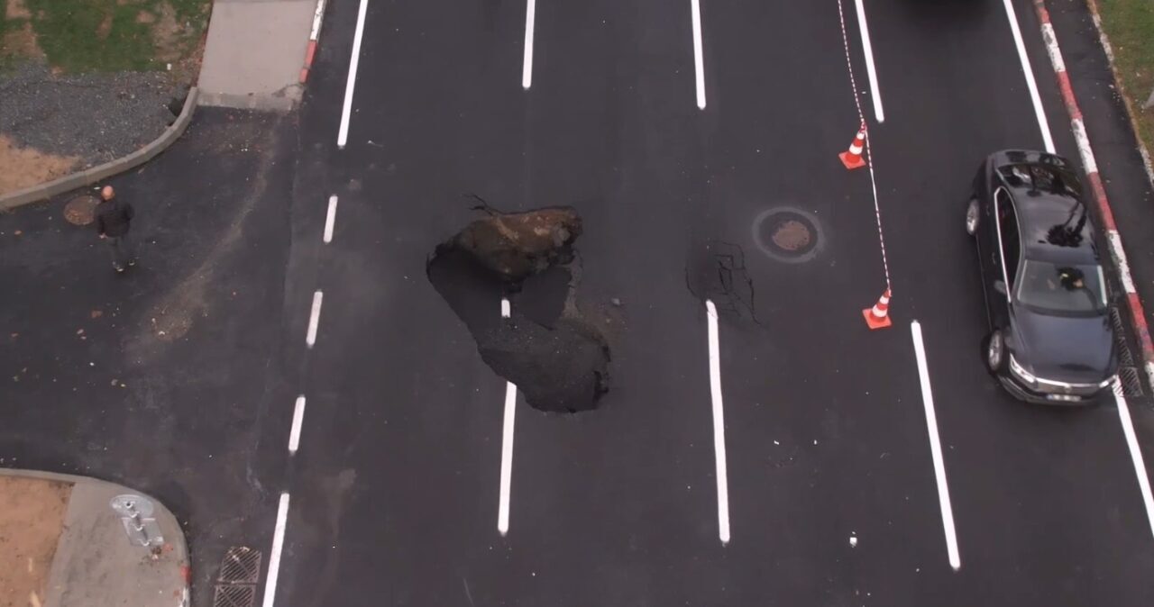 İstanbul'da gece saatlerinde etkili olan şiddetli yağış sonucunda Vatan Caddesi'nde