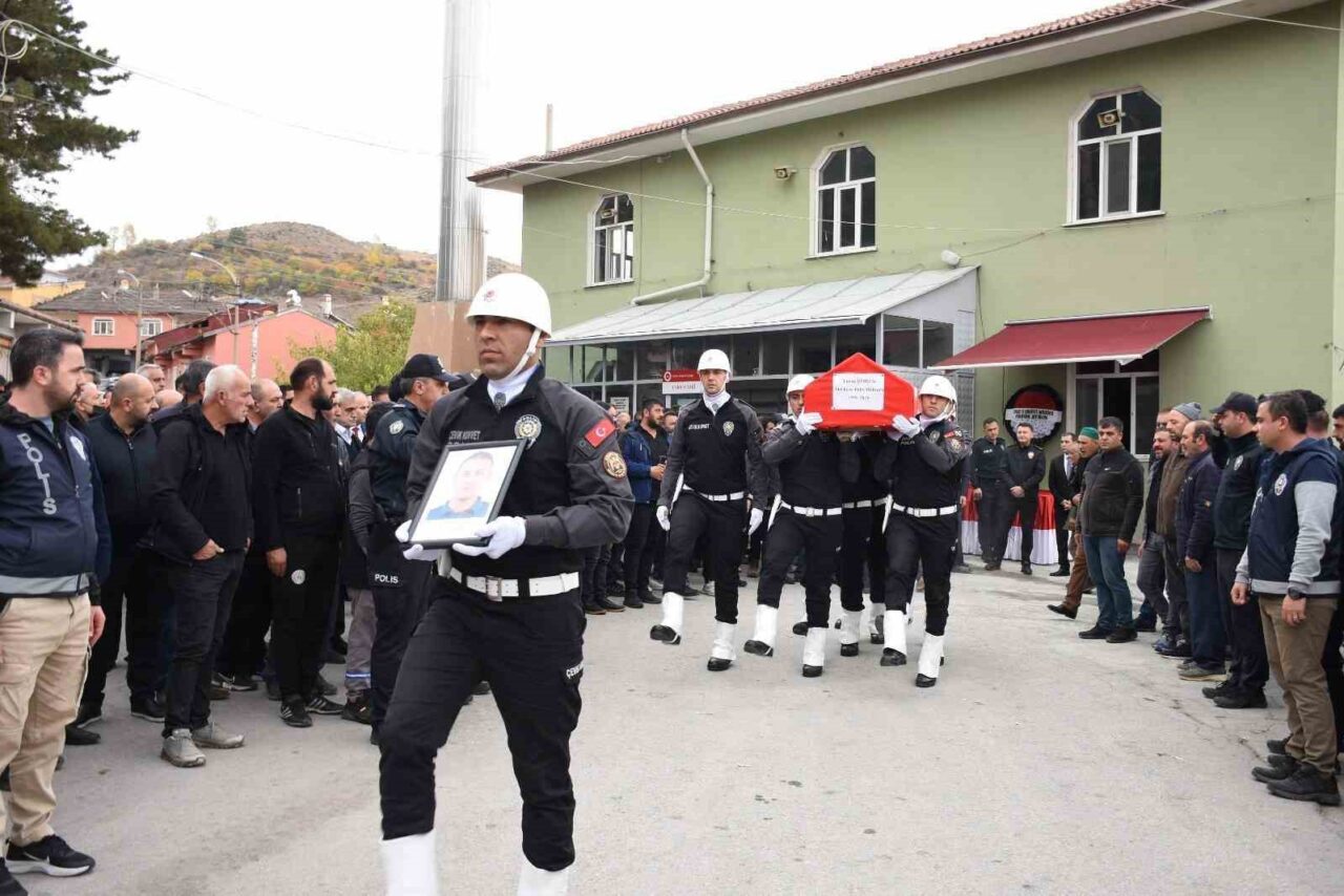 Tokat'ta hayatını kaybeden polis memuru Yunus Şimşek, memleketi Erzincan'ın Üzümlü