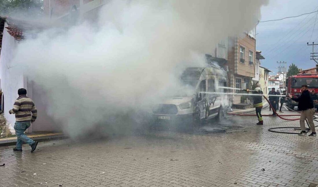 Samsun Vezirköprü’de Park Halindeki Minibüs Alev Alev Yandı, Minibüs Sahibi Hastaneye Kaldırıldı Samsun'un Vezirköprü ilçesinde Şaban Gürbüz'e ait park halindeki minibüs bilinmeyen