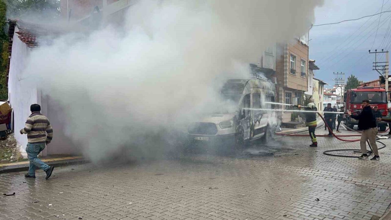 Samsun'un Vezirköprü ilçesinde Şaban Gürbüz'e ait park halindeki minibüs bilinmeyen