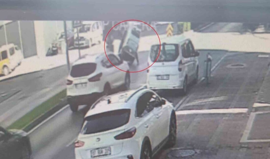 Antalya'nın Manavgat ilçesinde Gizem D.D.Ş. yönetimindeki elektrikli bisiklet, dönüş yaparken