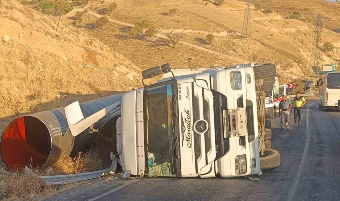 Siirt-Şirvan kara yolunda bir tır, sürücüsünün kontrolü kaybetmesi sonucu devrildi.