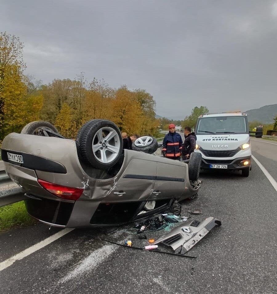 Zonguldak'ın Çaycuma ilçesinde, sürücünün direksiyon hakimiyetini kaybetmesi sonucu takla atan