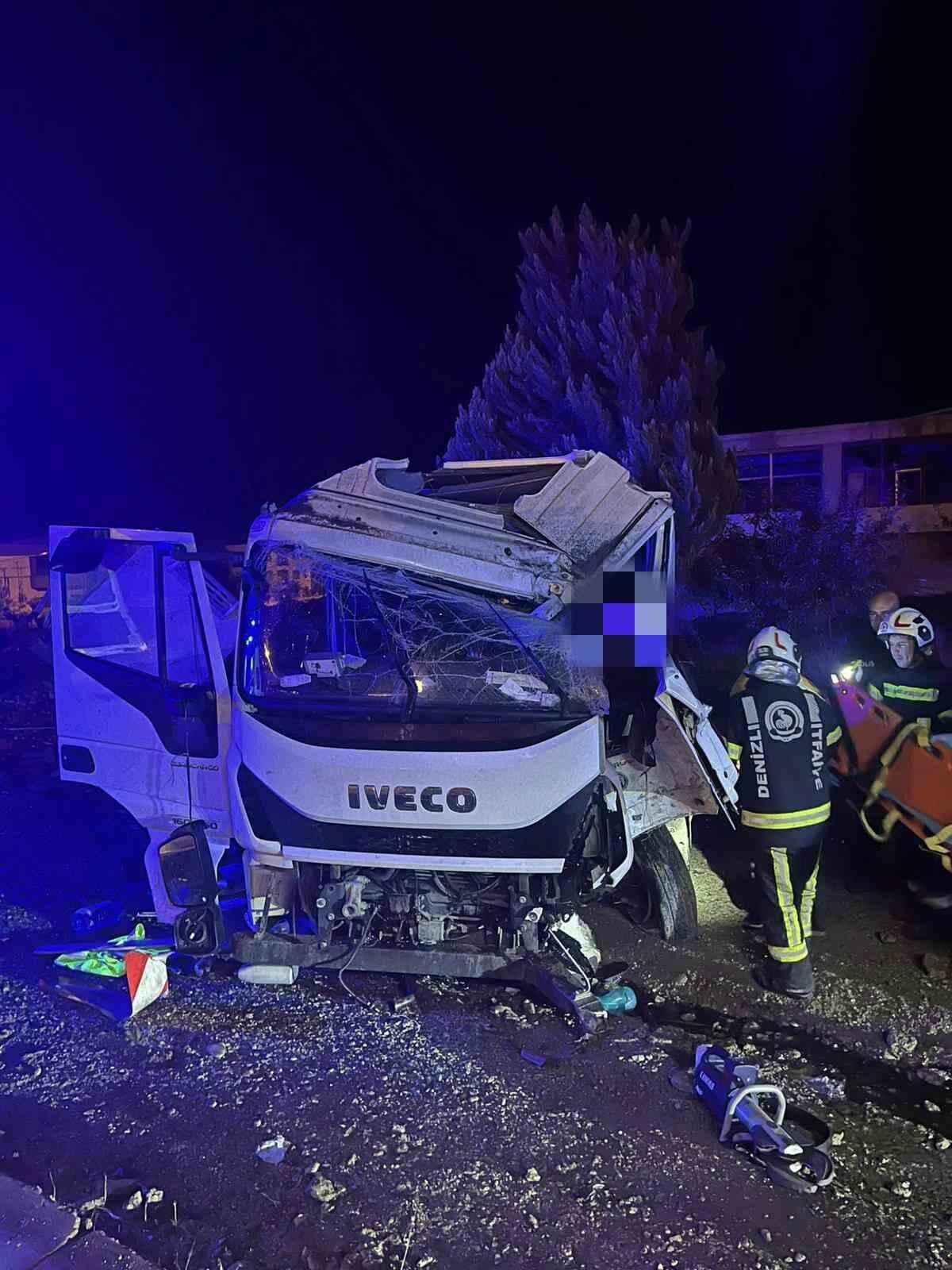 Denizli'nin Kale ilçesinde, yağış nedeniyle kontrolden çıkan bir kamyonet yoldan