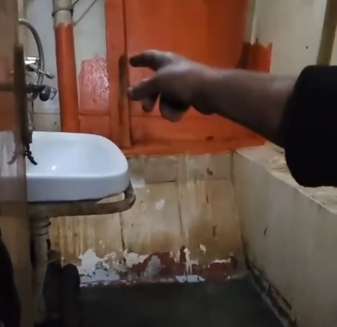 Balıkesir'in Bandırma ilçesinde 25 gündür demirde bekleyen "Didim Fatsa" gemisinin