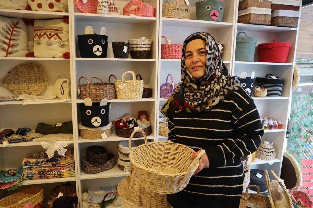 Yalova’nın Termal ilçesinde Kadın Kooperatifinden Dönüşüm Rüzgârı: Atık Kağıttan Sepet Üretimi Touristler Tarafından Beğeniliyor