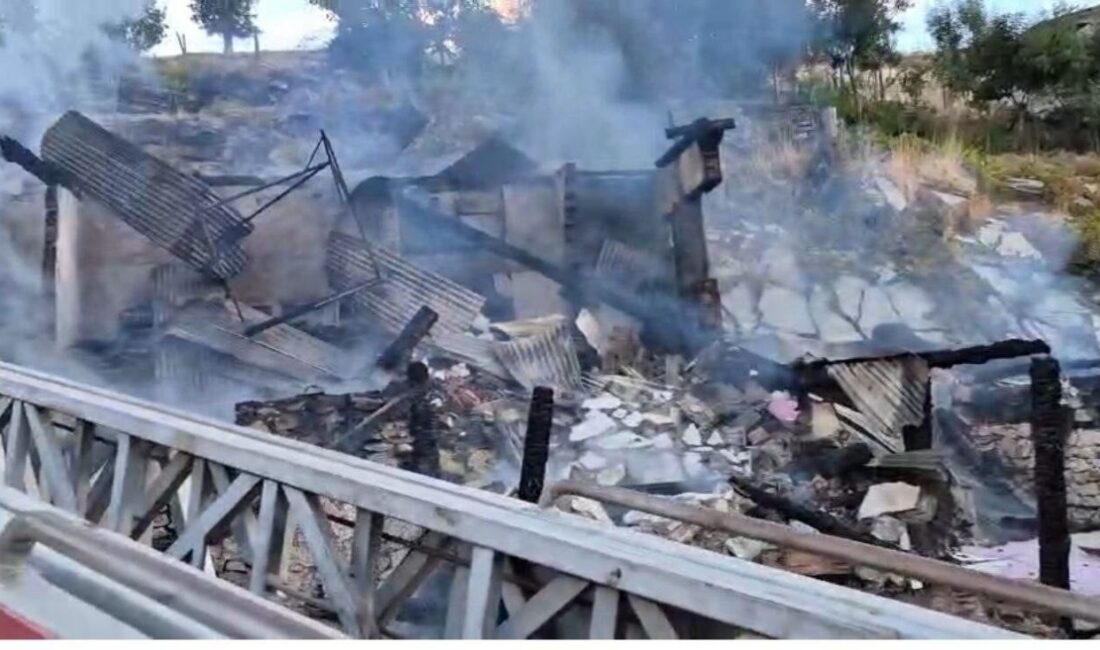 Adana'nın Saimbeyli ilçesinde, sobadan çıkan yangın nedeniyle iki katlı bir