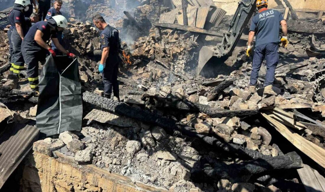 Adana'nın Saimbeyli ilçesinde bir yangın sonucunda iki katlı ev çökerken,