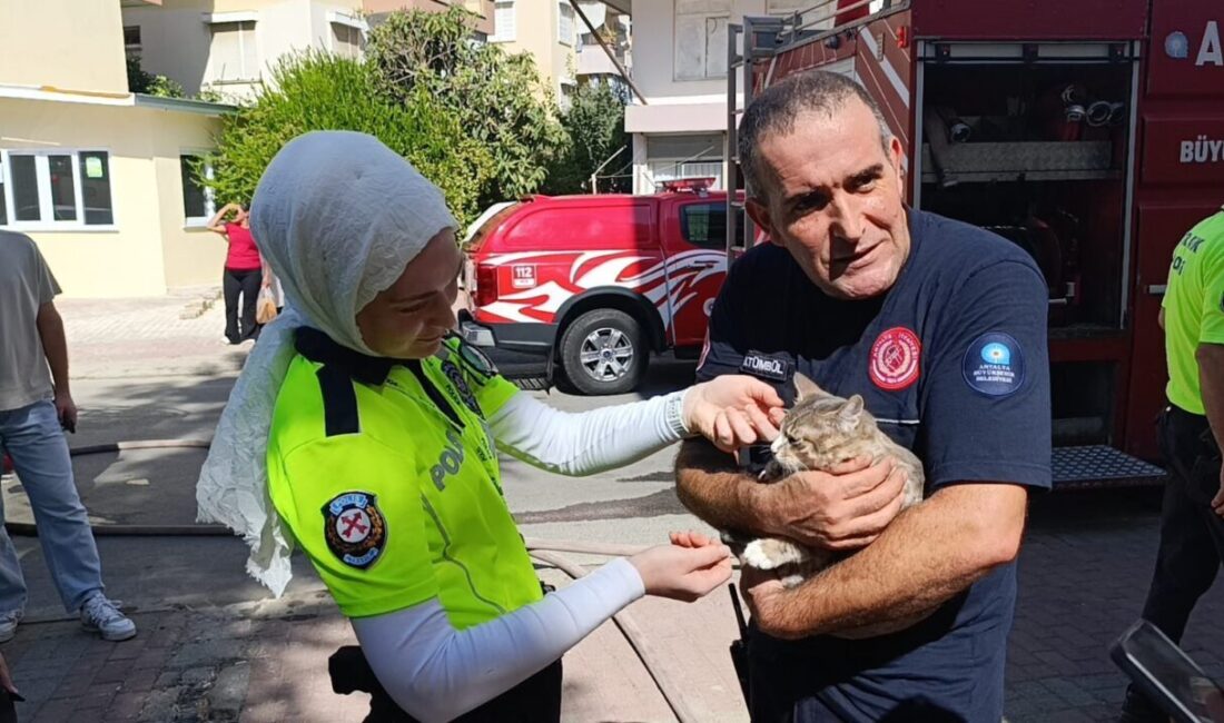 Manavgat'ta bir apartmanın 3. katındaki dairede çıkan yangın, itfaiye ekiplerince
