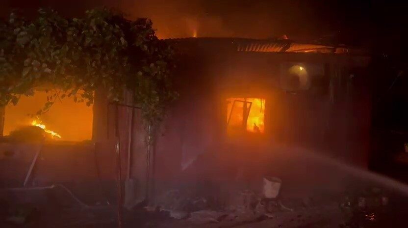 Adana'nın Ceyhan ilçesindeki yangın söndürme çalışmasından dönen bir arazöz, devrildi.