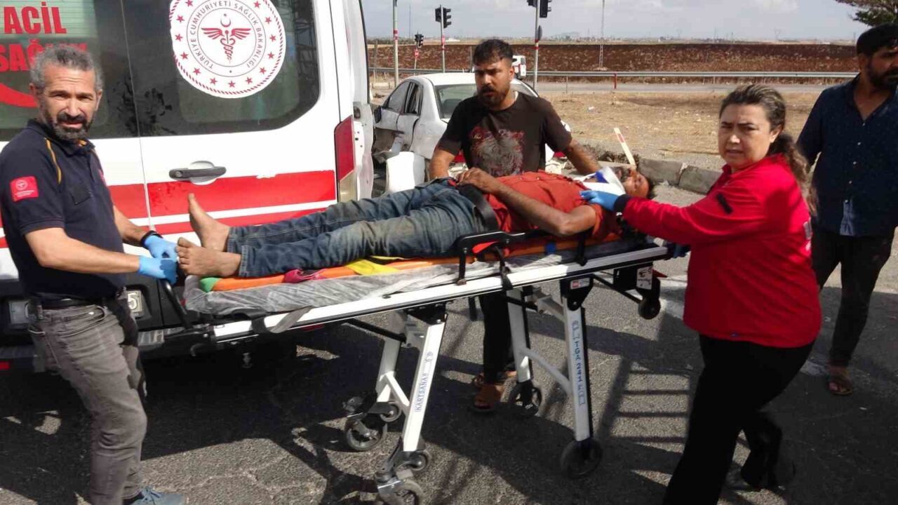 Adıyaman’da acil hastaneye yetiştirilen çocuğun bulunduğu otomobille kamyonet çarpıştı, 3 yaralı var