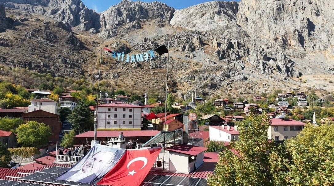 Kemaliye'de Cumhuriyet Bayramı coşkulu bir etkinlikle kutlandı. Ekstrem sporcu Cengiz