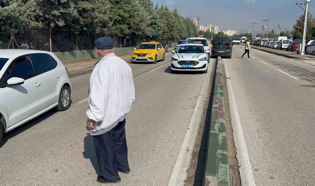 Bursa'nın Osmangazi ilçesinde, yolun karşısına geçmeye çalışan bir kişi, 16