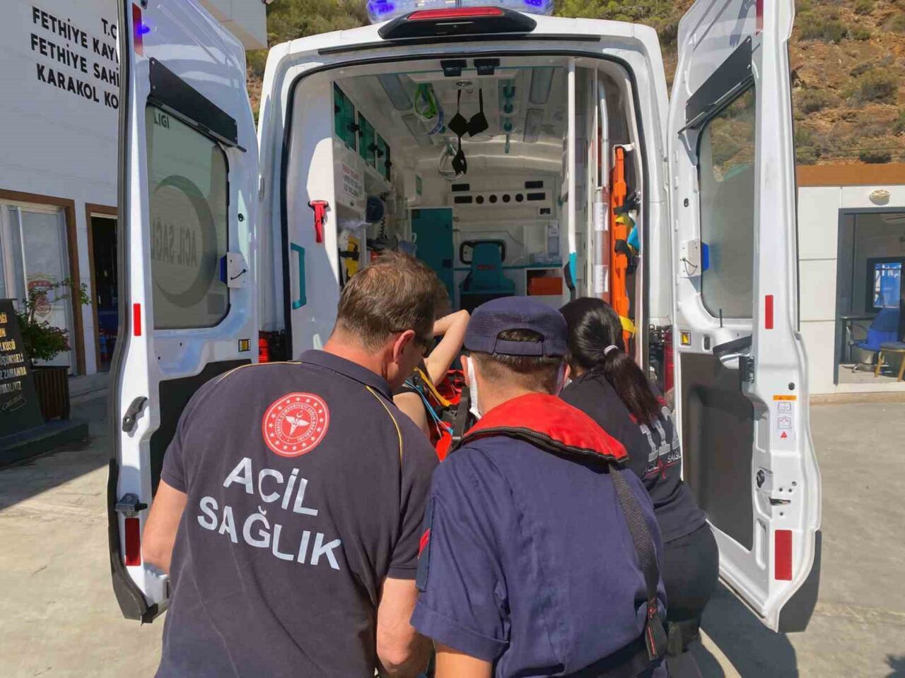 Muğla'nın Fethiye açıklarında bir ticari yatın seyri sırasında yaralanan bir