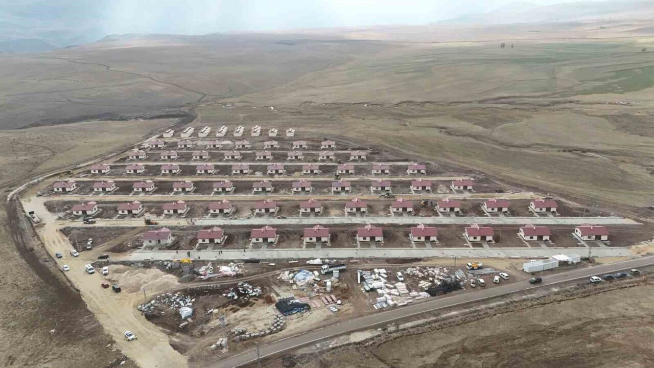 Erzurum'un Çat ilçesi Yavi Mahallesi'nde TOKİ konutları yapımında sona yaklaşılıyor.