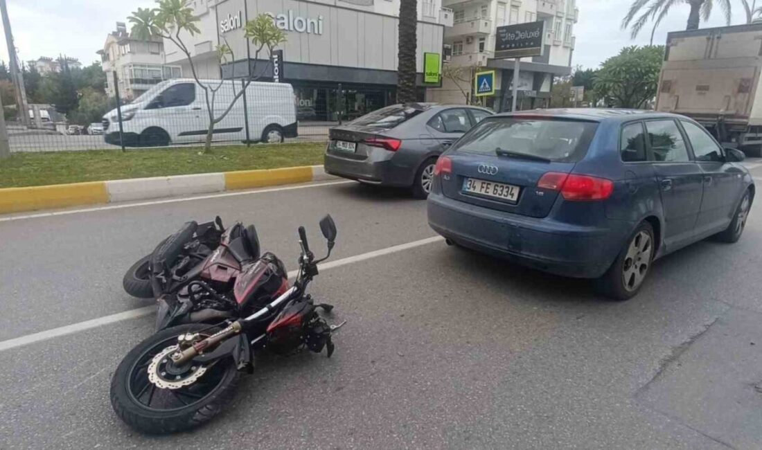 Antalya'nın Manavgat ilçesinde yaya geçidinde duran bir araca çarpan motosiklet