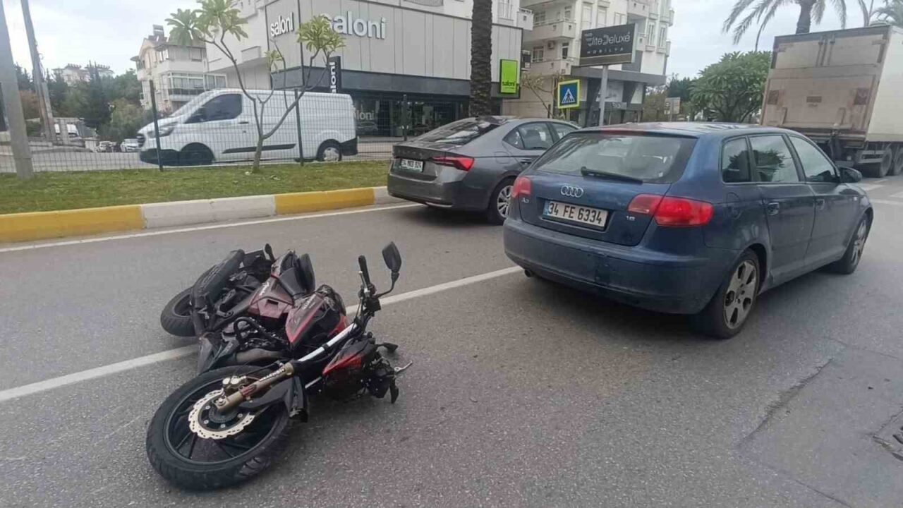 Antalya'nın Manavgat ilçesinde yaya geçidinde duran bir araca çarpan motosiklet