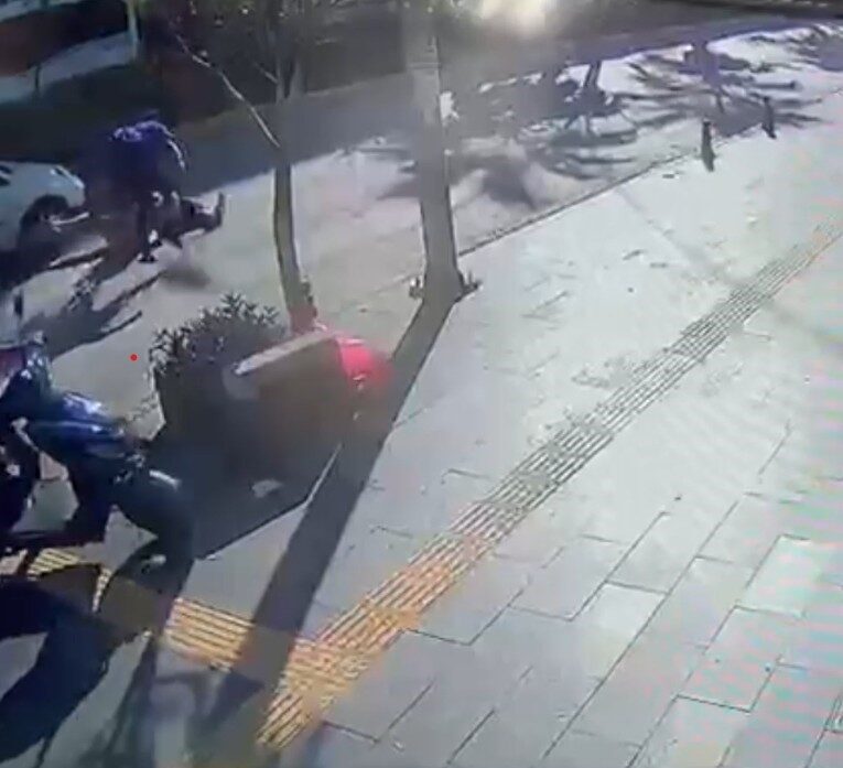 Antalya'nın Manavgat ilçesinde, yaya geçidinden geçmeye çalışan üç kişilik Alman