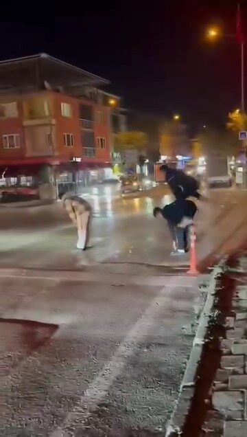 Bursa'nın Yıldırım ilçesinde dört genç, Eflak Caddesi'nde kırmızı ışıkta geçmek