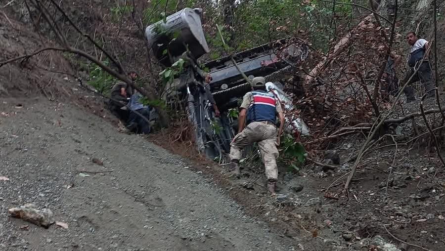 Hatay'ın Dörtyol ilçesinde, Çökek Yaylası'nda yol açan kepçe, toprak kayması
